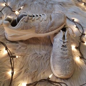 EUC Nike Max Air Series Athletic Shoes Size 9